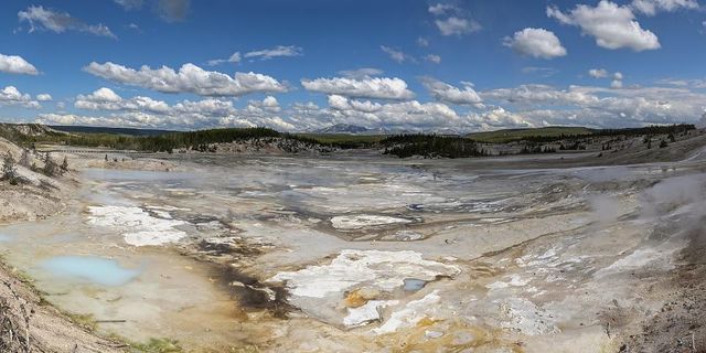 Go to Yellowstone National Park to admire the colorful geological wonders of lava volcanoes, geothermal tuff and ash rocks.