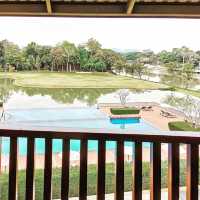 Pool กว้างใหญ่เชื่อมต่อสู่บ่อน้ำธรรมชาติ