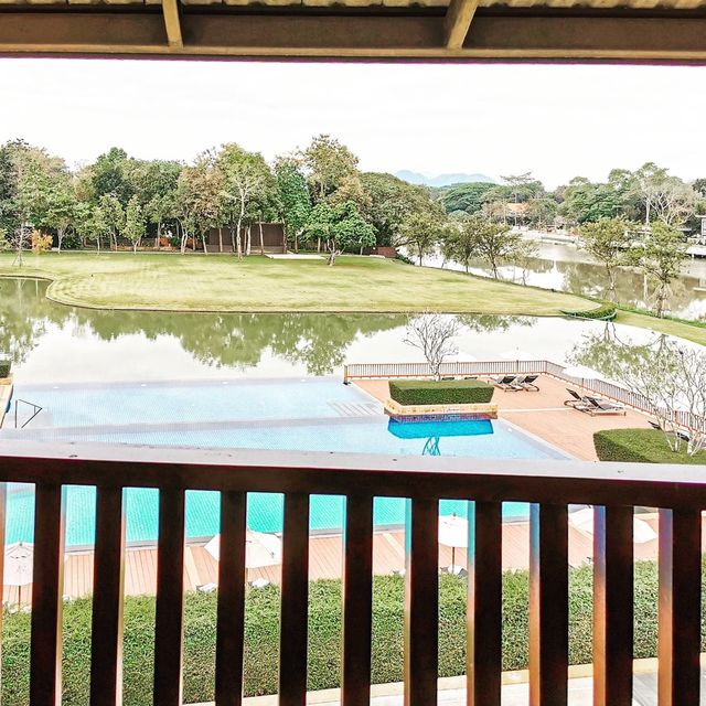 Pool กว้างใหญ่เชื่อมต่อสู่บ่อน้ำธรรมชาติ