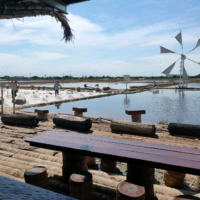 Salt Lake De Maeklong (คาเฟ่นาเกลือ)