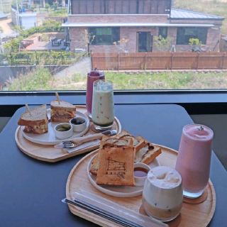 Кафе Brick, большое кафе в Чхонан-Асане со стильным интерьером