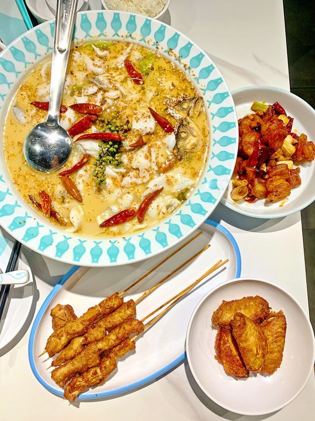 臉盤咁大嘅酸菜魚😍😍  喺海港城見到呢間成日排長龍嘅「姚姚酸菜魚」 用Tiffany Blue為主色，夠晒Eye Catching。  呢度個個都點酸菜魚，成個臉盤咁大盤，勁誇張。仲可以一盤兩隻味