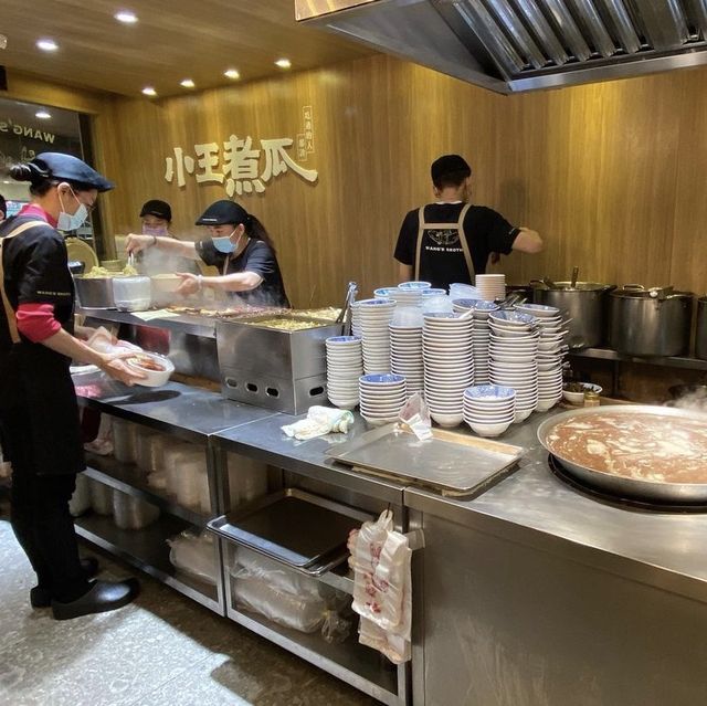 ［台北/萬華］ 小王煮瓜🥒｜2021榮獲必比登推薦美食!超好吃的黑金滷肉飯😍 
