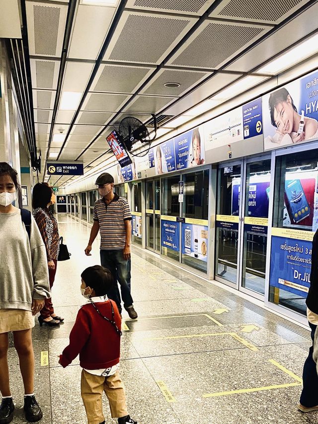 อิสระภาพ รถไฟฟ้า Mrt นักท่องเที่ยวแน่นมาก | กทม.