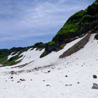 初夏の鳥海山の大雪渓