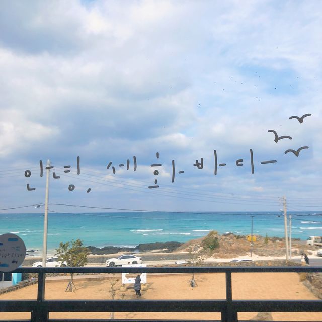 세화해변이 한 눈에 담기는 “카페공작소”