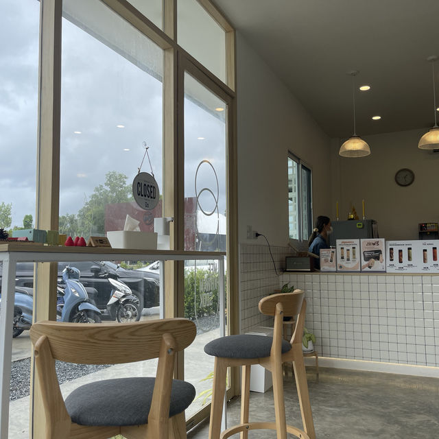 ชานมไข่มุกหวานมันกำลังดี ที่มีความสุข คาเฟ่