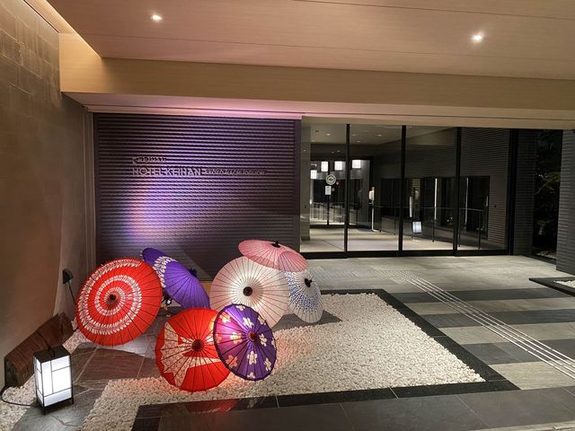 『ホテル京阪 京都八条口』共有スペースとフロント周辺