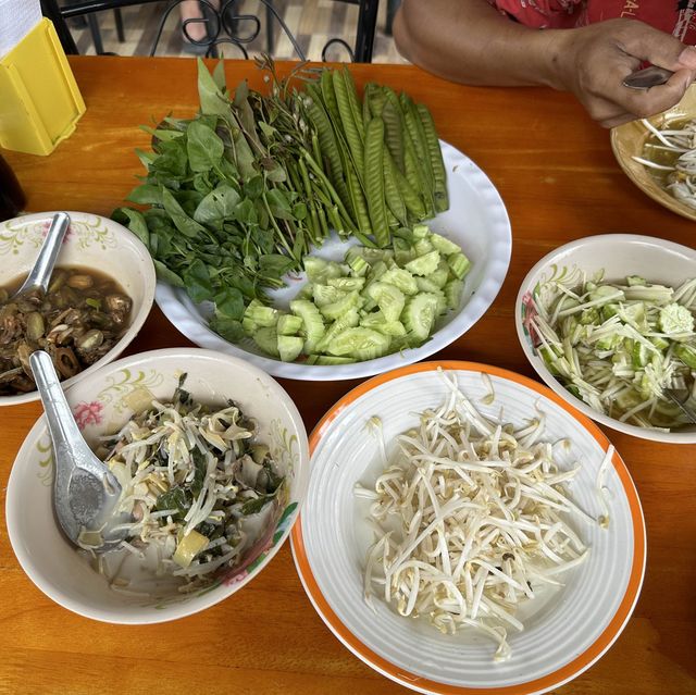 ขนมจีนใต้สะพาน อำเภอหัวไทร
