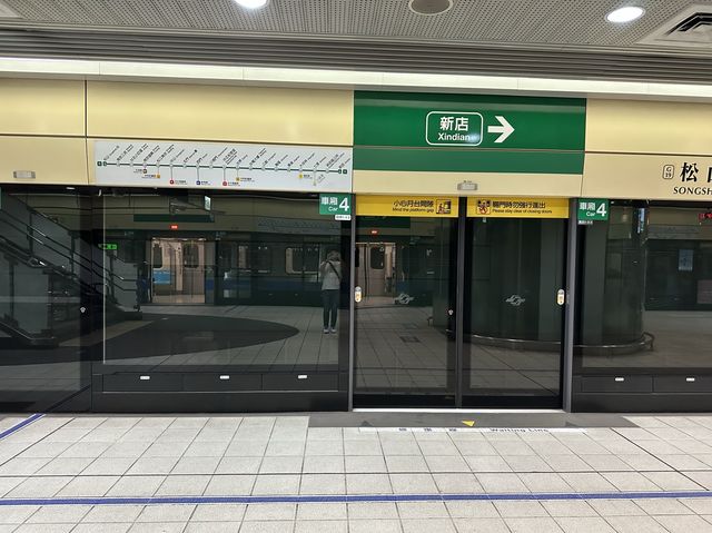 捷運松山站 超有特色的圓弧造型電扶梯
