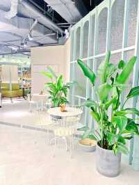 意外驚喜嘅秘密花園 知道旺角開咗間新餐廳，想去試吓好耐 今晚一於去試吓 因為唔喺好肚餓，但又唔可以唔食嘢 就叫咗小小嘢試吓 估唔到食物質素有意外驚喜 兩碟都幾好味 🥑牛油果醬芝士燒雞焗薯 勁香焗薯上