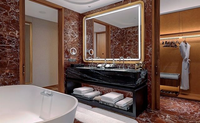 Check into the Xiamen Waldorf Astoria Hotel and enjoy a refined journey.