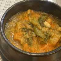 【神戸】大量のパンチャンが並ぶ隠れ韓国料理店