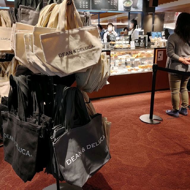 伊丹空港　ラグジュアリーなカフェとセレクトショップ