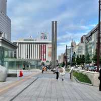 札幌駅前の広場は広くて綺麗です。