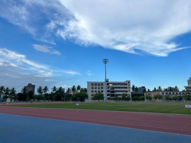 超美藍天的彩色體育館很適合來走走拍照 台東體育館 