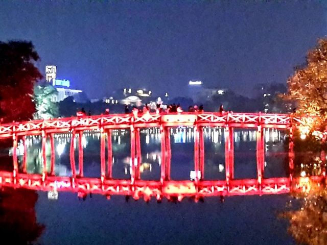 สะพานเทฮุก แห่งทะเลสาบฮว่านเกี๋ยม