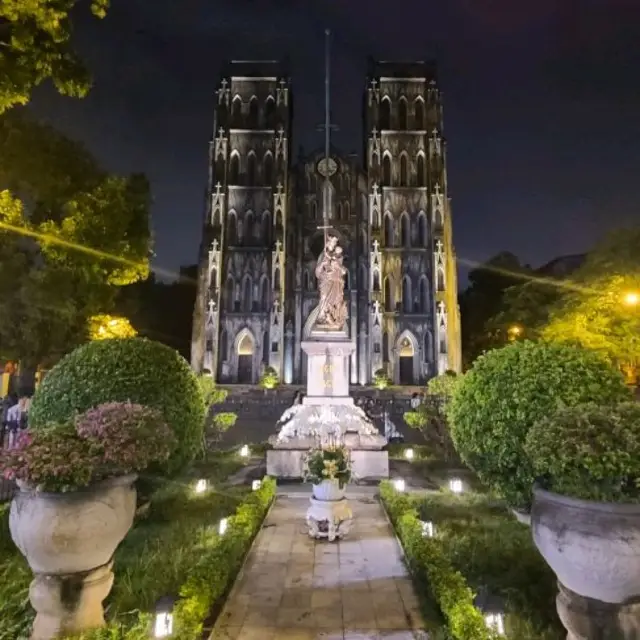 낮보다 밤이 더 아름다운 성당