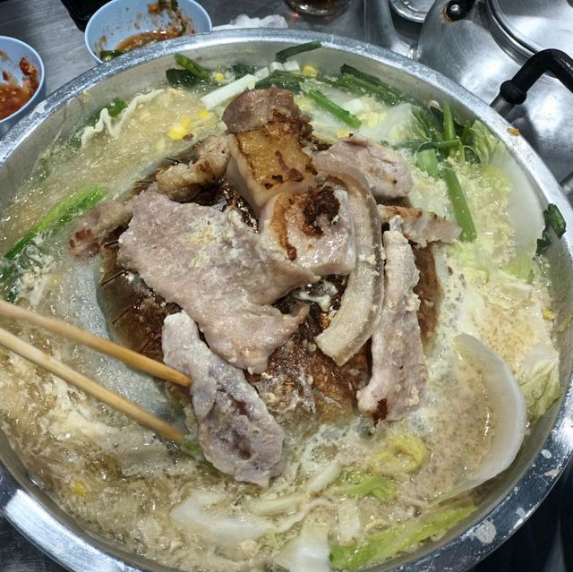 เนียร หมูกระทะอุดร สาขา 9 - สวนสยาม