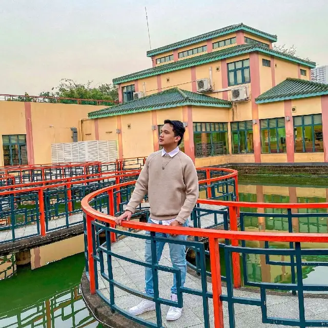 it was a nice park which i enjoyed the view of curly bridge and mini lake.