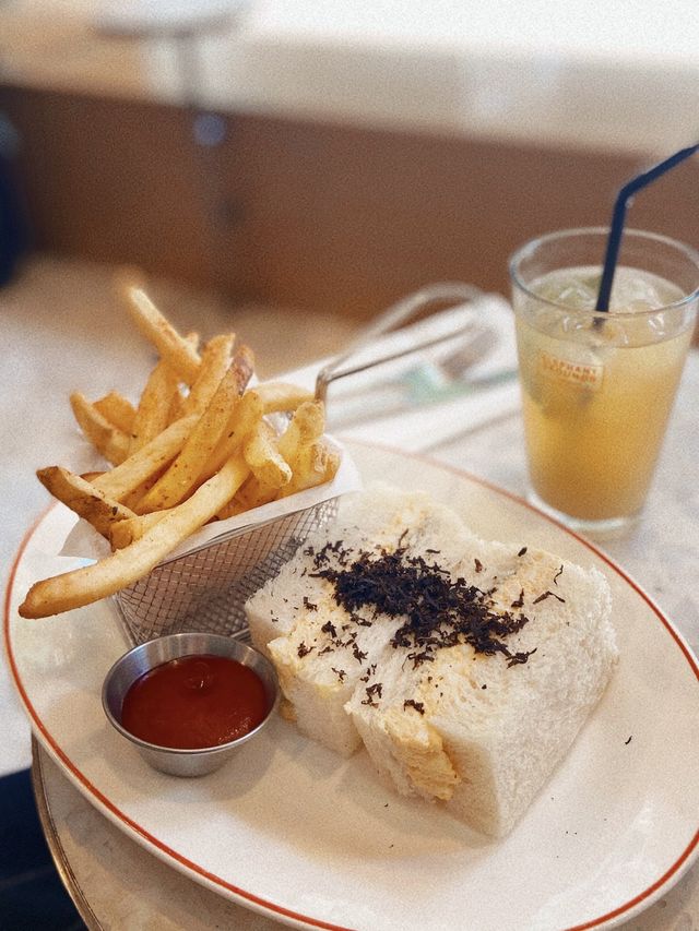 休閒嘅午後時光 ✨ 放lunch 嚟chill 一chil 心情都好d 😍