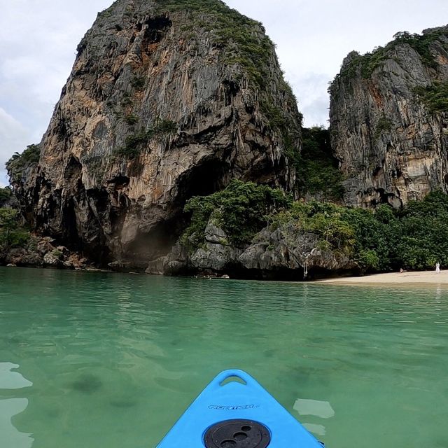 พายคายัคลอดถ้ำ สุดตื่นเต้น  ที่หาดไร่เลย์