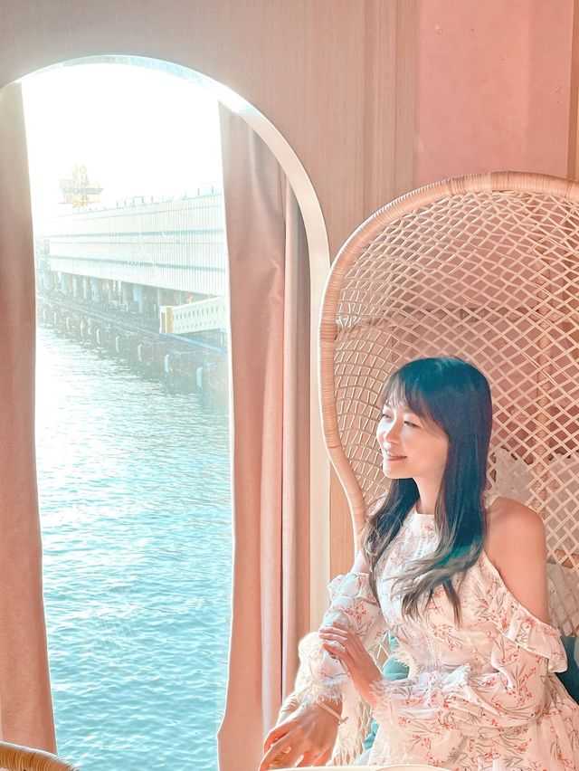 全海景粉紅 igable 餐廳  同閨蜜去High Tea ❤️當然要搵一間打卡able!  海港城Lady Nara 就係唔錯嘅選擇！ 休閒嘅粉紅色風格，泰式餐廳有度假風嘅感覺。 Afternoon