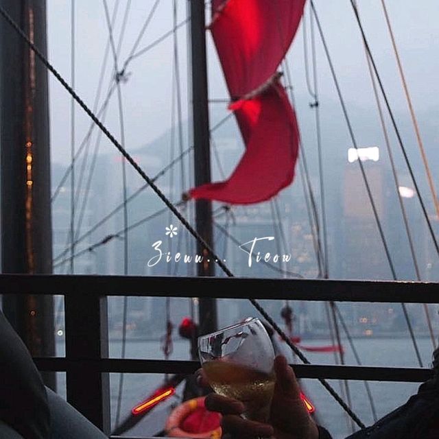 ล่องเรือชมวิวอ่าว Victoria Habour with AQUALUNA