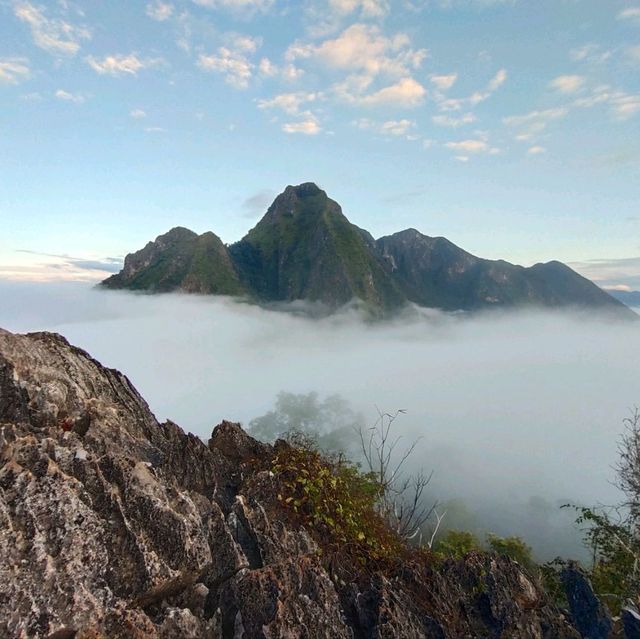 ผาแดง หนองเขียว ลาว