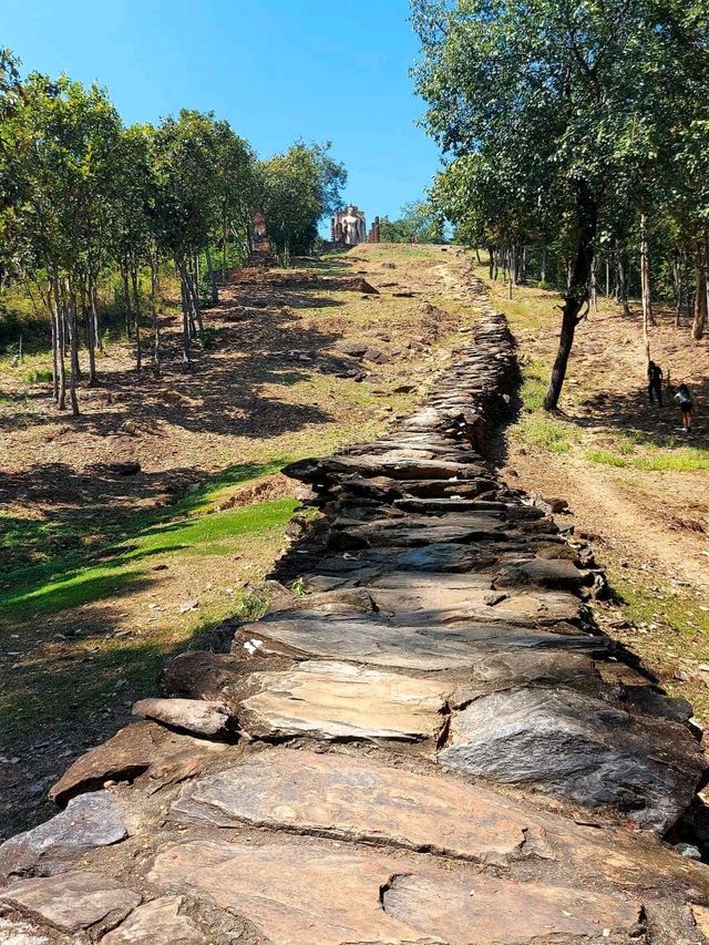 恭請踏上天梯...... Wat Saphan Hin