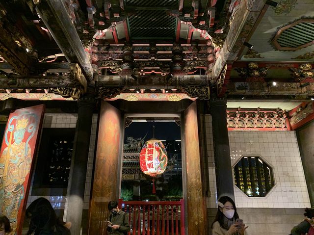 台北龍山寺越夜越美麗