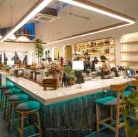 คาเฟ่กึ่งร้านอาหารสไตล์โฮมมี่ ย่านราไวย์ 
