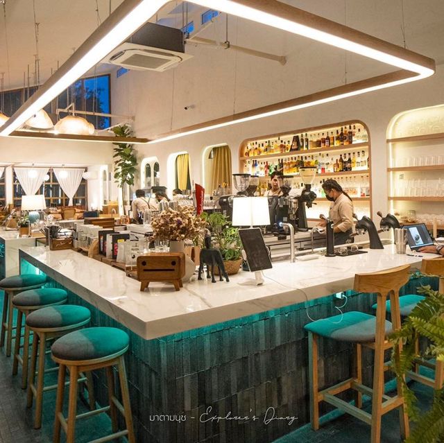 คาเฟ่กึ่งร้านอาหารสไตล์โฮมมี่ ย่านราไวย์ 