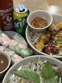 늦은 시간에도 먹을 수 있는 쌀국수, 밴쿠버 다운타운 24Train Express Noodle House