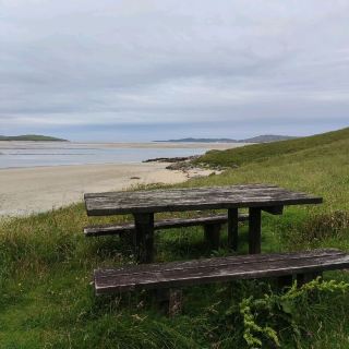 Пляж Лускентир — один из самых больших и впечатляющих пляжей на Харрисе. Он находится в 17 километрах (22 минуты езды) от паромного терминала Тарберта. Сюда также можно доехать на автобусе W10. Пляж назван одним из лучших пляжей Великобритании по версии Trip Advisor. Пляж Лускентир может похвастаться километрами белого песка и потрясающей зеленовато-голубой водой. В окрестностях находятся великолепные песчаные дюны и остров Тарасай, известный тем, что корабль BBC потерпел крушение. Поблизости можно заняться пешим туризмом, велоспортом и другими видами активного отдыха.