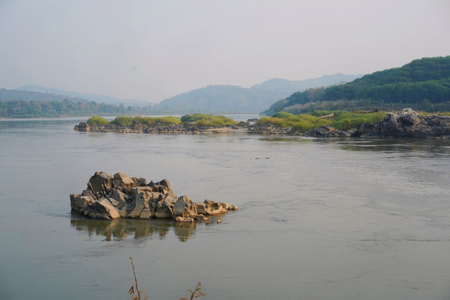 Self-driving on the northwest route of Laos: Arrive at Bokeo and watch the sunset over the Mekong River.