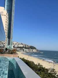 해운대 바다와 세련된 호텔 건물이 어우러지는 "그랜드조선 부산" 수영장