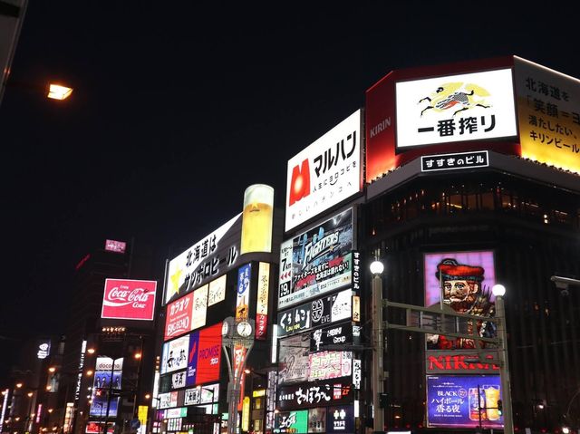 越夜越旺的狸小路商店街