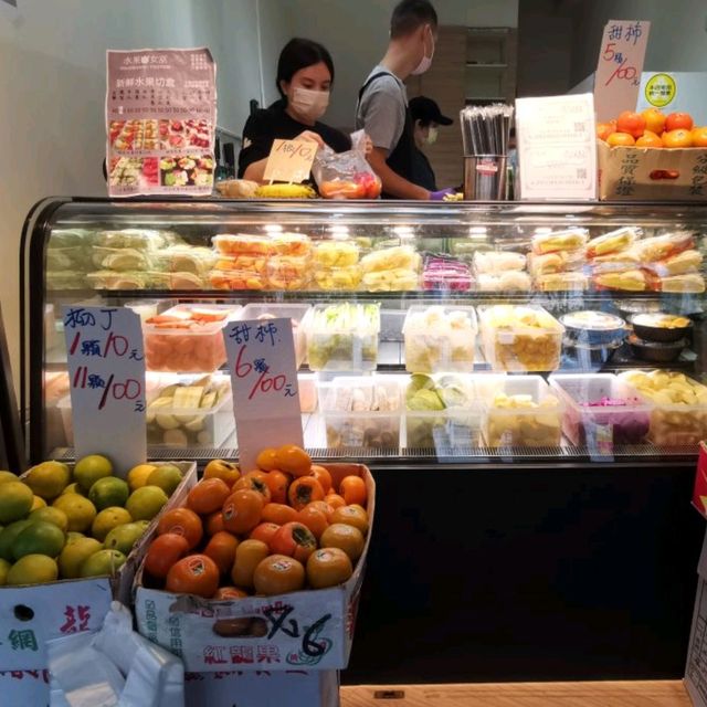 松山區美食「水果女巫」…無糖無水新鮮現榨果汁……外食族們的福音