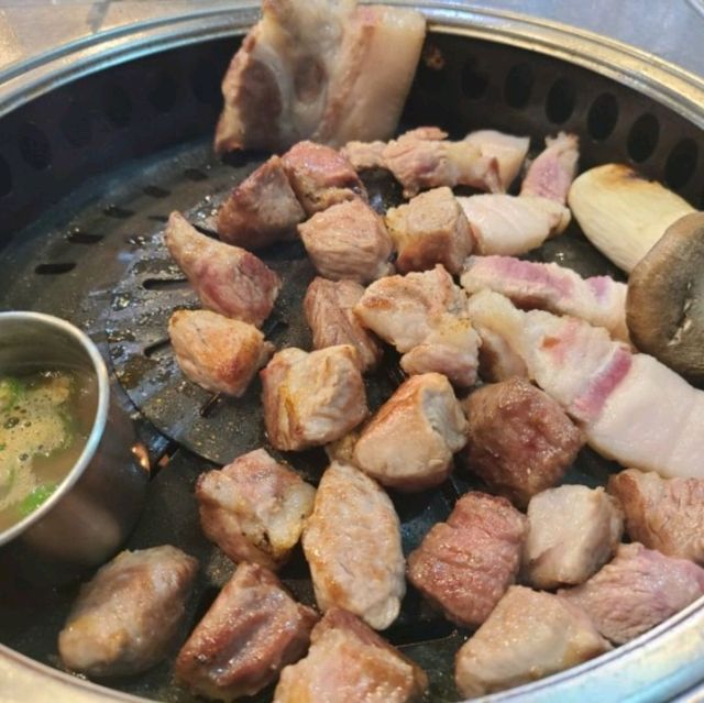 제주 노형동 맛집)돈사촌 - 육즙 폭발하는 제주 흑돼지 근고기전문점
