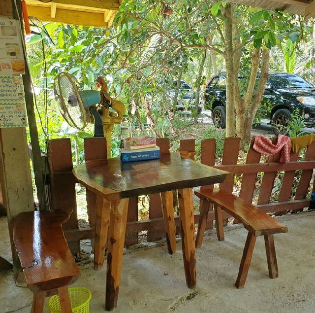 ลุงดมอาหารป่า ร้านในสวนมะพร้าว