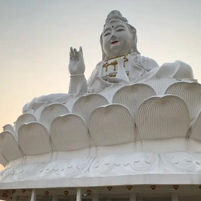 清萊觀音寺～超大觀音像😯