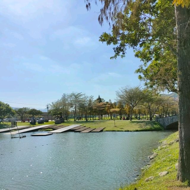 大溪河濱公園-藍天白雲綠草地