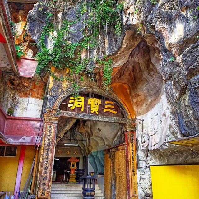 Sam Poh Tong Temple