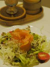 白色和風Cafe，外脆內軟的軟殼蟹意粉 