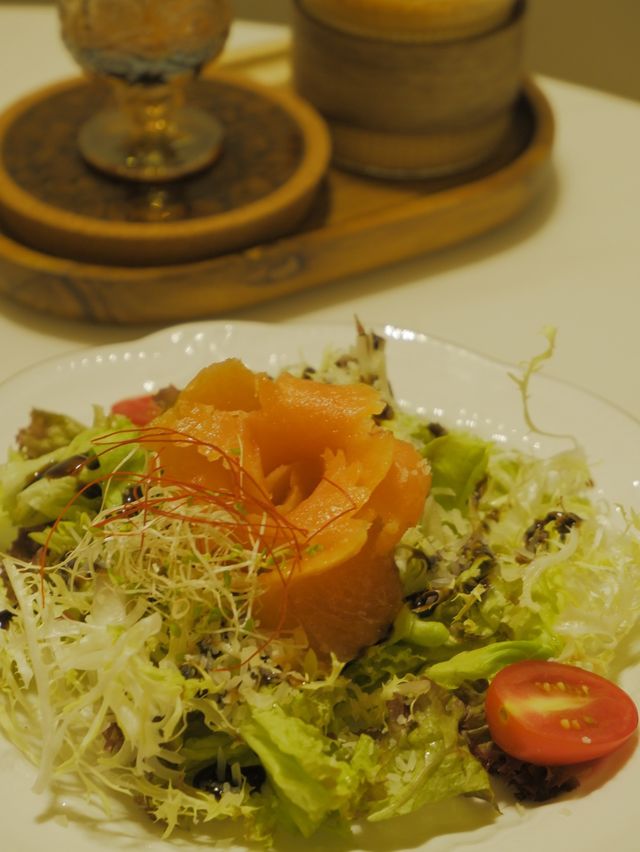 白色和風Cafe，外脆內軟的軟殼蟹意粉 