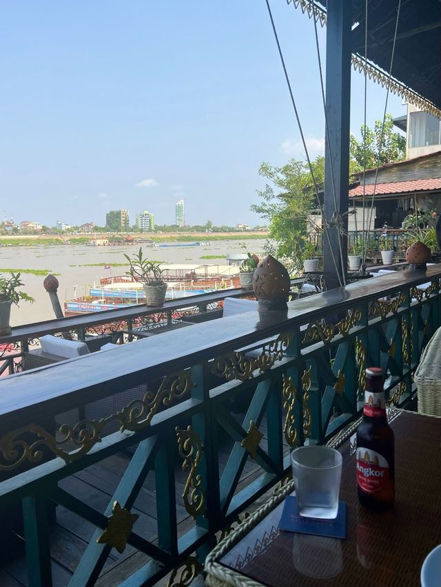 【カンボジア/プノンペン】暑い南国で飲む冷えた〇〇ほど美味しい飲み物はない！川沿いのテラスレストラン🍴