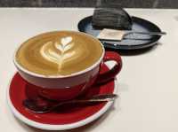 東京丸の内。KITTE『SAZA COFFEE』の真っ黒『SL ミルクレープ』
