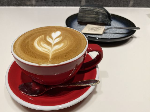東京丸の内。KITTE『SAZA COFFEE』の真っ黒『SL ミルクレープ』