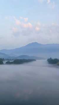 Peach Blossom Pool, a thousand feet deep. Peach Blossom Pool, as beautiful as a painting in Li Bai's poem!